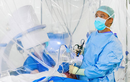 Orthopedisch Chirurg Edwin Diepenveen aan het werk tijdens een nekhernia operatie